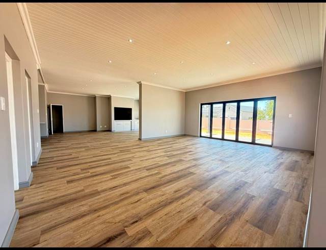 4 BEDROOM HOUSE FOR SALE IN TAFELZICHT